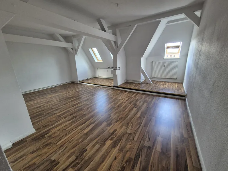 Sonnige 2-Zimmer Dachgeschosswohnung mit EBK — photo 1